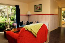 Strahan House | Unit 1. 2 bedroom . The Crays Accommodation.