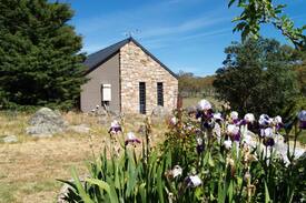 Jindabyne Cabin | RUNWAY VIEW COTTAGE at TOUCHDOWN COTTAGES