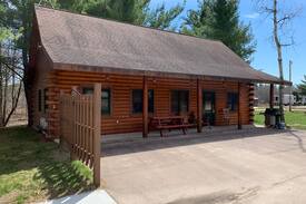 Neillsville Cabin | Dilly’s Hatfield Resort Cabin (On Lake Arbutus)
