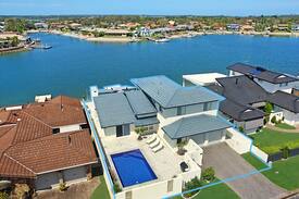 Yamba House | Cooindah On The Water - pool and private Jetty!