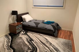 Tarneit House | Wyndham | Single Room in Tarneit 木地板配地毯單人大床