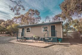 Seppeltsfield Cabin | Log Cabin Family - separate bunk room - 1 night