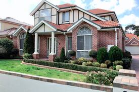 Glen Waverley House | Glen Waverley Center House /华人区中心位置,闹中取静,一切所需步行解决