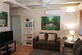 Palm Cove Cabin | Palm Cove COTTAGE with a large yard. Pet friendly!