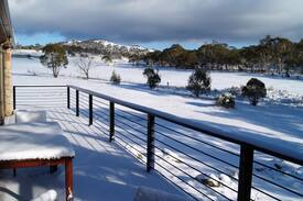 Jindabyne Cabin | RUNWAY VIEW COTTAGE at TOUCHDOWN COTTAGES