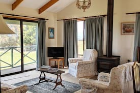French Island Cabin | CHEZ ELE COTTAGE - 5 minute walk to Coast