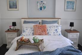 Goolwa Cabin | Sloe Cottage - Pet Friendly, Retro, WiFi, Netflix