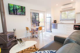 Seppeltsfield Cabin | Deluxe Log Cabin