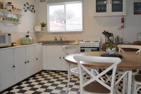 Goolwa Cabin | Sloe Cottage - Pet Friendly, Retro, WiFi, Netflix