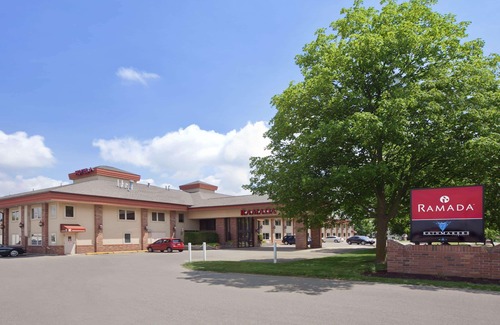 Saginaw Hotel | Ramada by Wyndham Saginaw Hotel & Suites