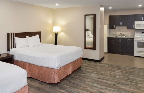 Medicine Hat Hotel | Econo Lodge Inn & Suites