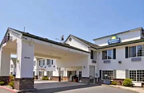 Gresham Hotel | Days Inn & Suites by Wyndham Gresham