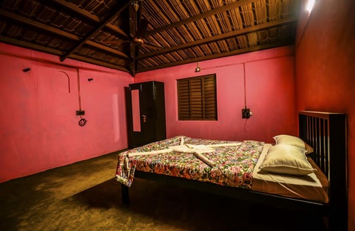 Satara Hotel | Cozy Basic Room in A Picturesque Wada 3