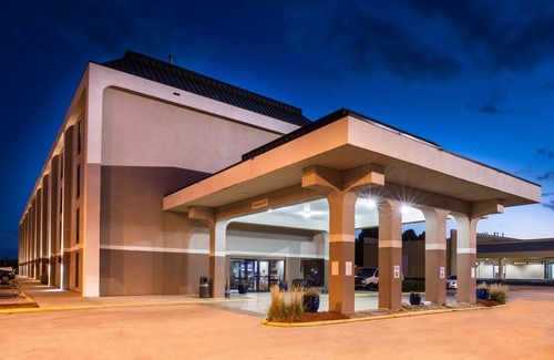 South Central Omaha Hotel | New Victorian Inn & Suites Omaha