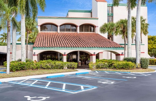 Villages of Palm Beach Lakes Hotel | Ramada by Wyndham West Palm Beach Airport