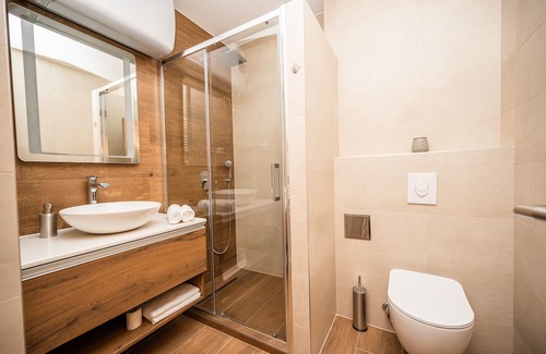 Old Town Hotel | Modern and Bright Studio - Main Street