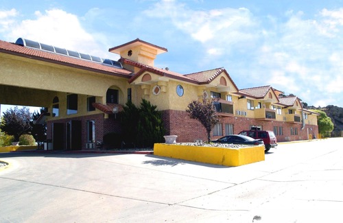 Gallup Hotel | Days Inn & Suites by Wyndham Red Rock-Gallup
