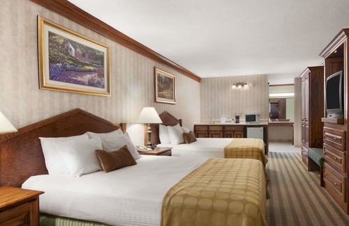 Saginaw Hotel | Ramada by Wyndham Saginaw Hotel & Suites