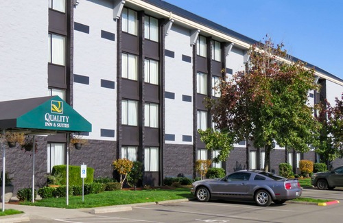 Silver Lake Hotel | Quality Inn & Suites Everett