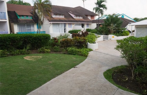 Derricks Hotel | Crystal Cove by Elegant Hotels All Inclusive Resort