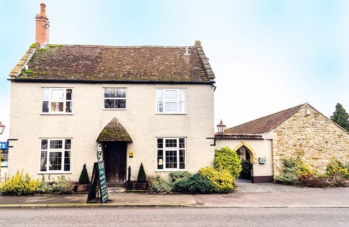 Mudford Hotel | The Half Moon Inn and Country Lodge