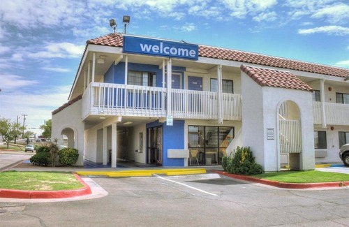 Biggs Field Hotel | Motel 6-El Paso, TX - East