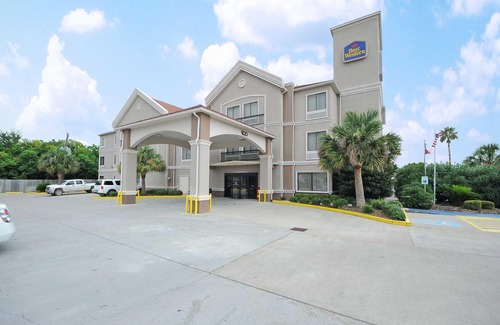Clute Hotel | Baymont by Wyndham Clute