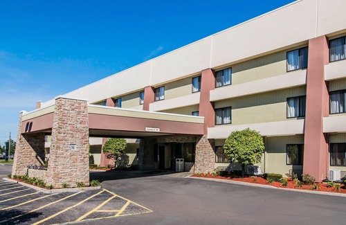 Warren Hotel | Quality Inn & Suites Warren - Detroit