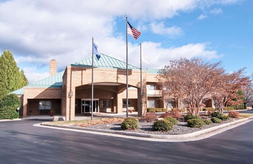 Salem Hotel | Comfort Suites Inn at Ridgewood Farm