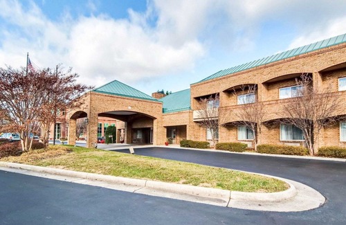 Salem Hotel | Comfort Suites Inn at Ridgewood Farm