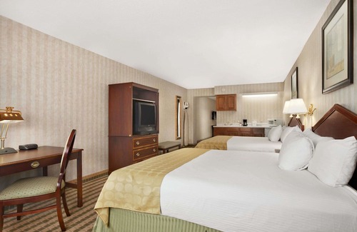 Saginaw Hotel | Ramada by Wyndham Saginaw Hotel & Suites