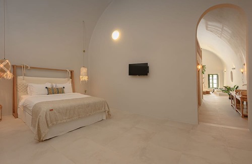 Megalochori House | 3 bedroom Family Cave Apartment with terrace, by Element Suites