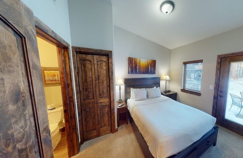 Estes Park Condo | Riverside condo. 5-min walk to downtown Estes!