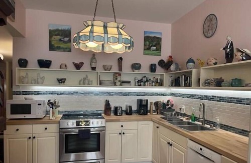 Lynn Apartment | Tryon Charming 2 bedroom . Pets welcome