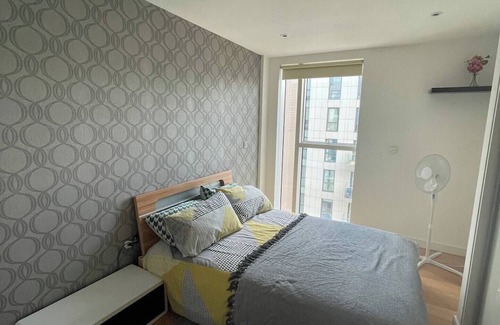 Woodberry Down Apartment | Bright 2BD Flat w/Private Balcony - Manor House!