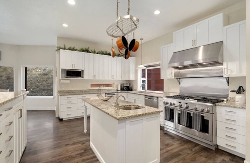 North Central Evergreen House | New. The Evergreen Escape. Gorgeous Views, Hot tub