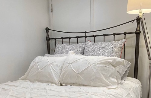Dovercourt Park Apartment | Private Full Height Suite, Close to TTC - Salem Gallery