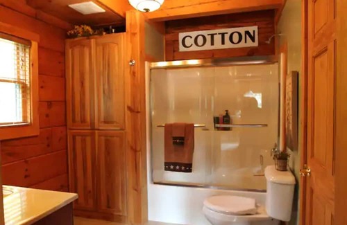 Prairie Du Chien House | Log cabin get- away with Hot Tub!