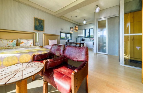 Namwon Apartment | Orojeju : The attentive studio devoted to the basics with majestic ocean view