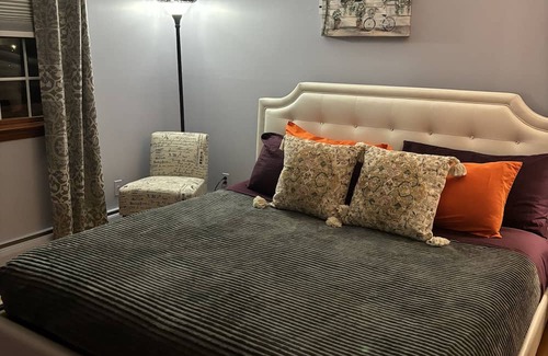 Hamden Bed & Breakfast | 1 King suit available in Guest House quiet & serene