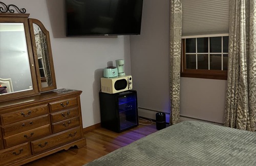 Hamden Bed & Breakfast | 1 King suit available in Guest House quiet & serene