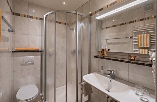 Eggstatt Apartment | Double room comfort 20-24m² with south-facing balcony, seating area, shower/toilet