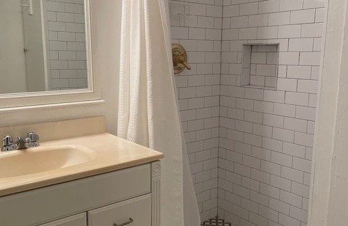Lake Shore - Lake Vista Apartment | Charming Studio in park-like setting, blocks from Lakefront in New Orleans