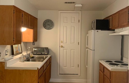 Lake Shore - Lake Vista Apartment | Charming Studio in park-like setting, blocks from Lakefront in New Orleans