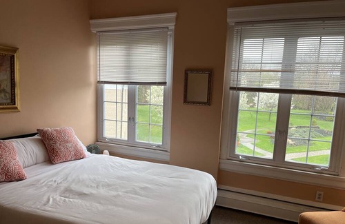 Athol Springs Bed & Breakfast | 7 GUEST ROOMS - SUNCLIFF FAMILY SUITE ON LAKE ERIE!! Football & Family Fun!