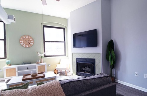 Downtown Cleveland Apartment | PWR| Downtown! LOCATION! Close to Starbucks! 19224