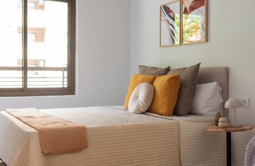Mestalla Apartment | Sunlit three bedroom apartment with balcony