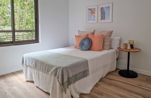 Mestalla Apartment | Sunlit three bedroom apartment with balcony