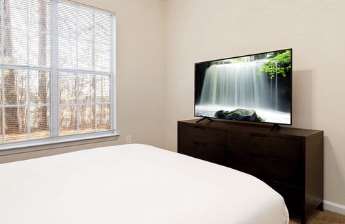 Town Center Apartment | Modern Apartment in Prime Location (ID2060X23)