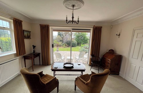 Hilperton House | Spacious bungalow with large private garden